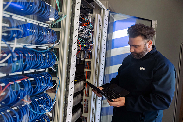 fg-staff-fixing-connection